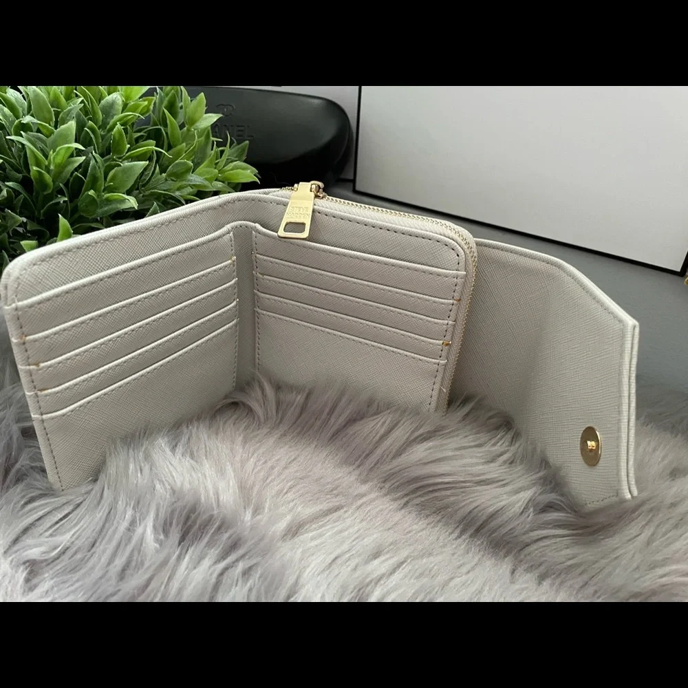 🎁GIFTED🎁✨Steve Madden Tri-Fold Wallet with Coin Zipper area ✨NEW - Picture 3 of 7